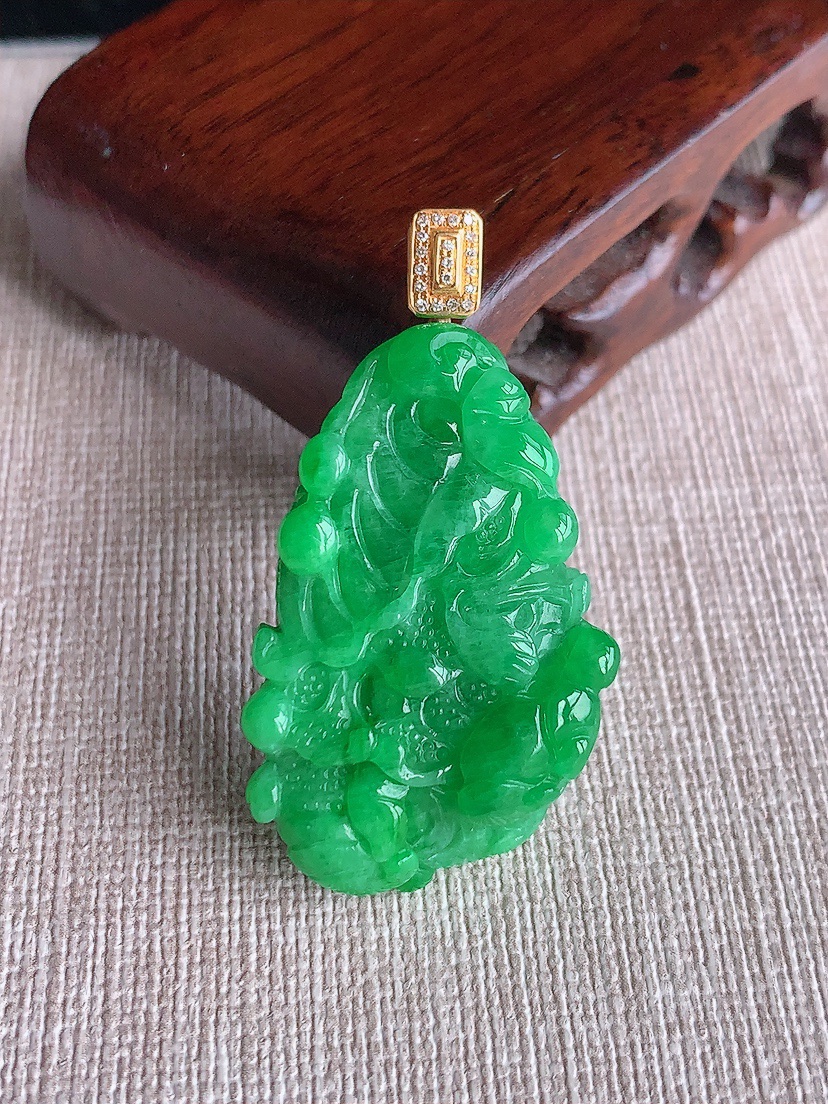 天然A货翡翠18K金镶嵌满绿白菜吊坠  
尺寸43.8-36.8-23-12.5mm 重量15.60g 0410