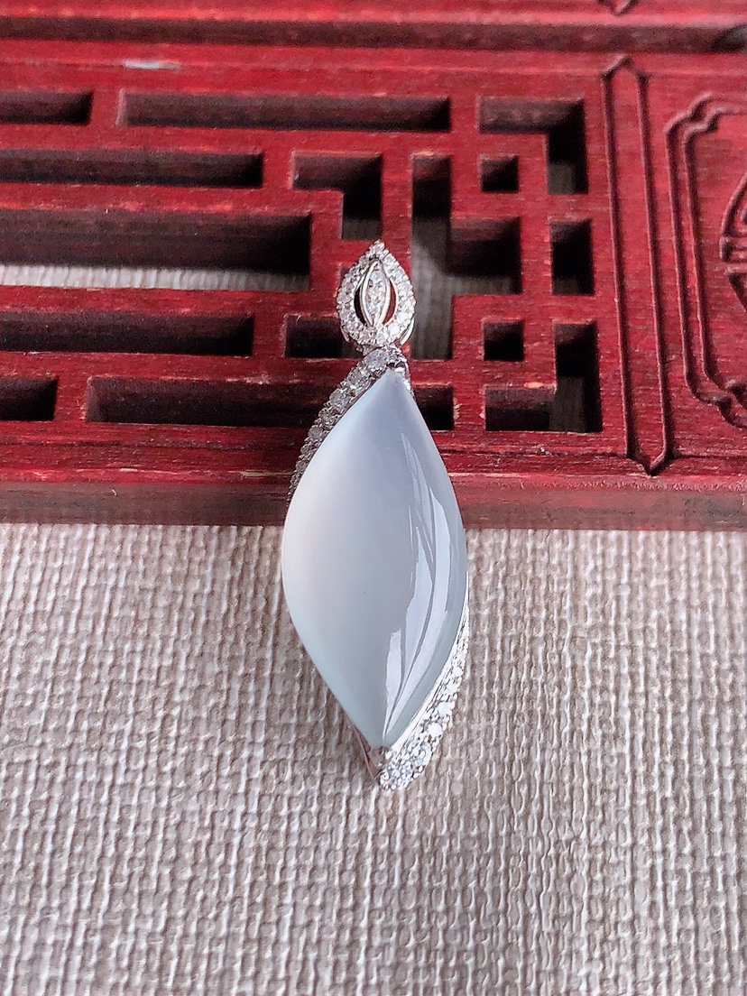 天然A货翡翠18K金伴钻镶嵌白冰白月光随形吊坠 
尺寸31-22.3-10-6.5mm 重量2.70g 0410