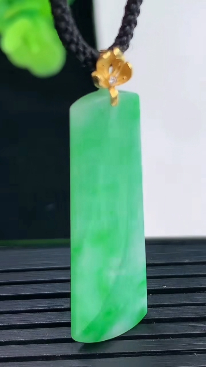 天然A货翡翠无事牌吊坠尺寸33.7-11.6-2.8重量:2.79g
4月11日