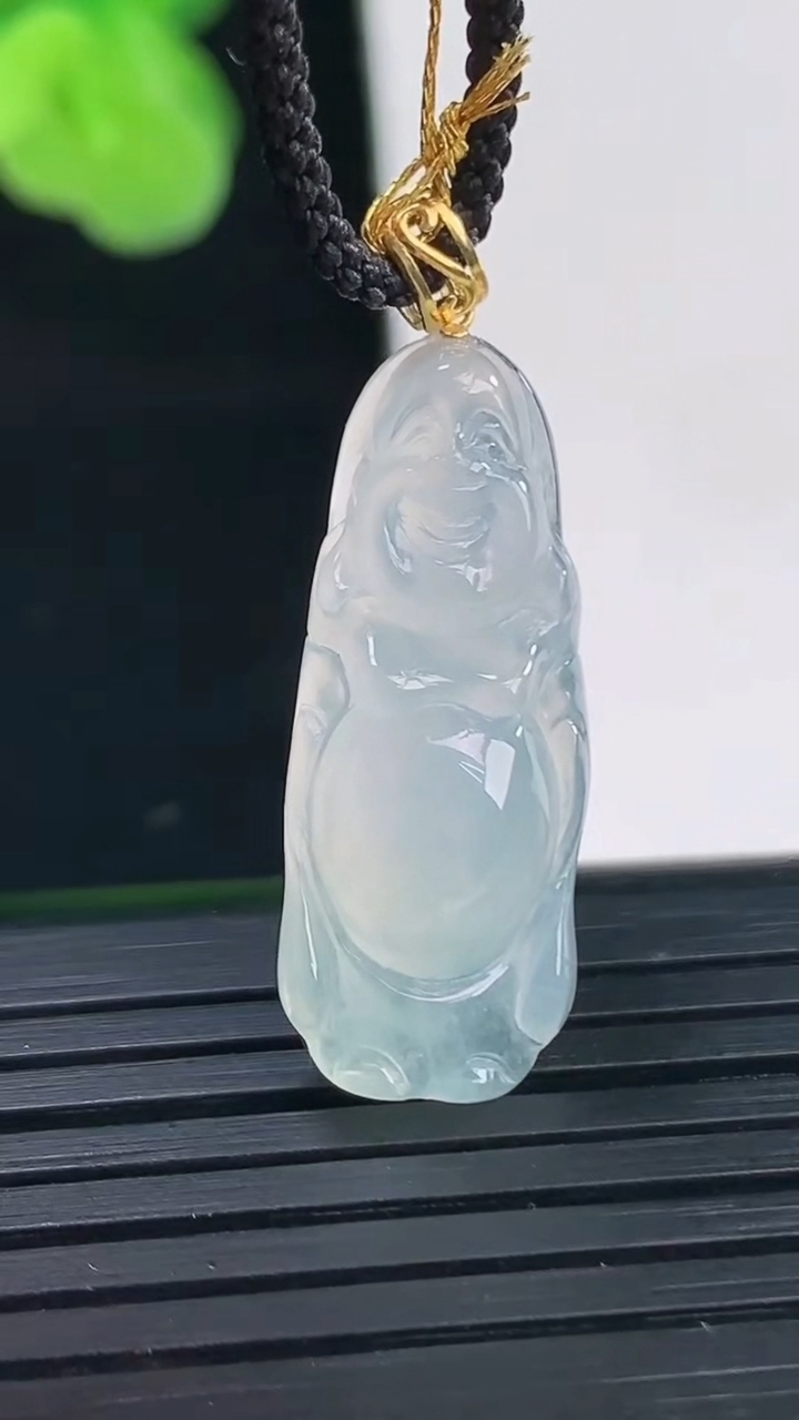 天然A货翡翠站佛 佛公吊坠尺寸26.8-10.6-5.7重量:3.00g
4月11日