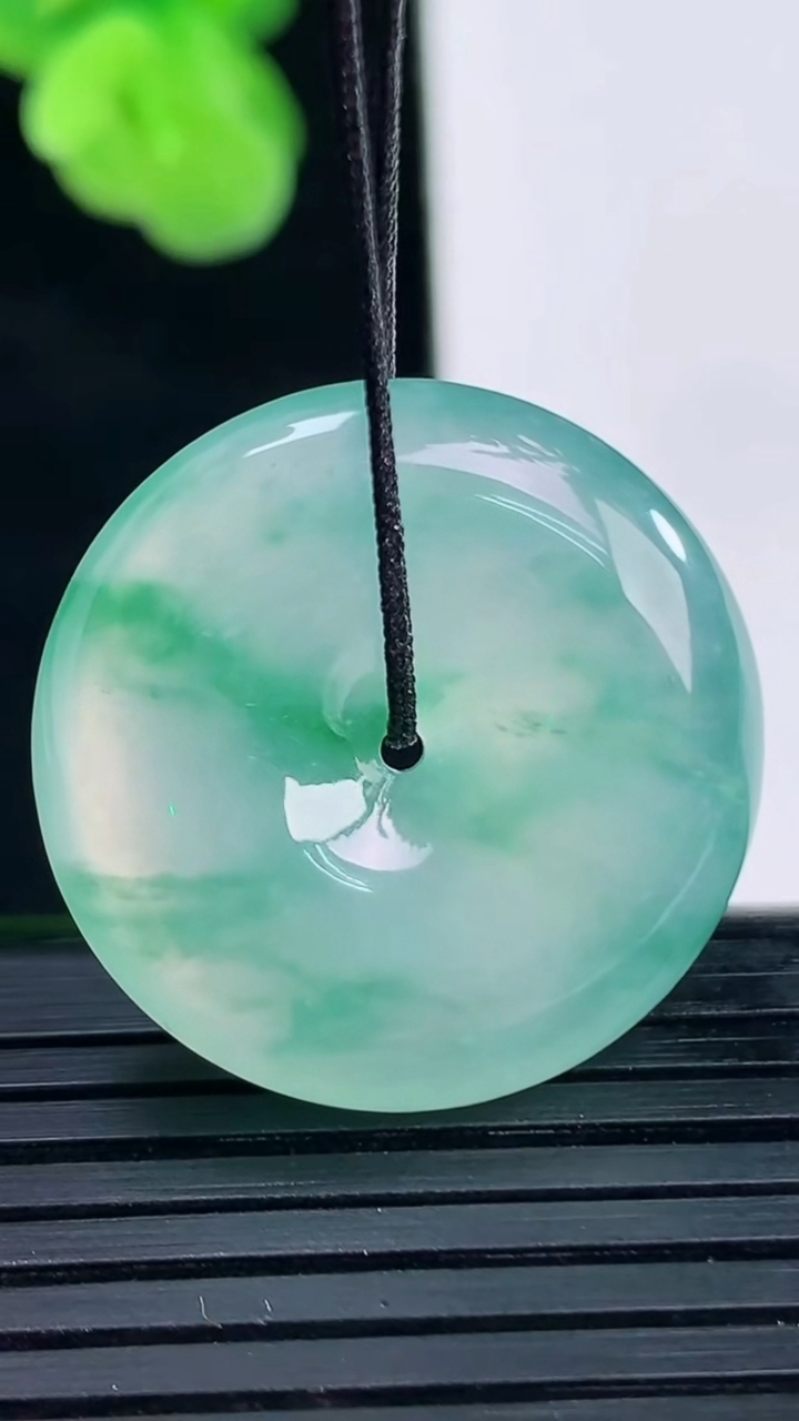 天然A货翡翠种飘花平安扣吊坠尺寸25.6-6.4重量:8.98g
4月11日