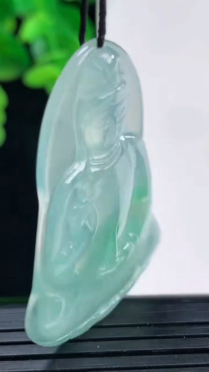 天然A货翡翠观音菩萨吊坠尺寸46.4-29.5-4.2重量:11.02g
4月11日