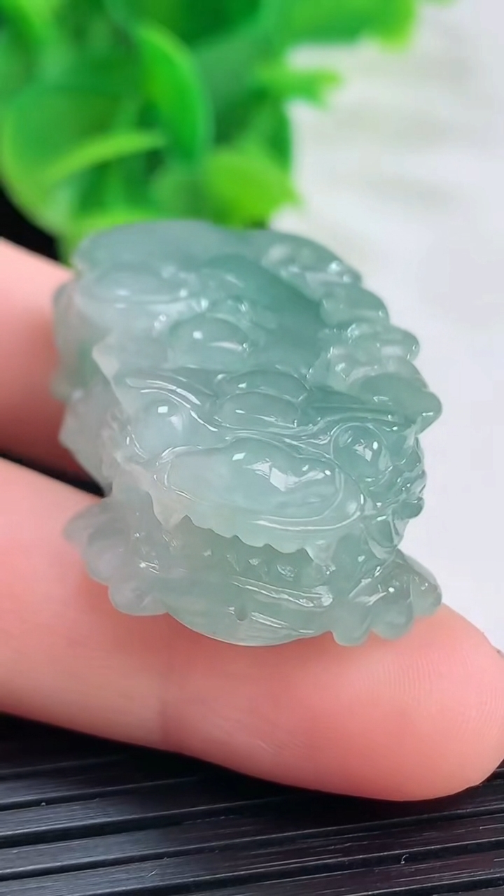 天然A货翡翠貔貅吊坠尺寸40.9-23.6-12.3重量:26.76g
4月11日