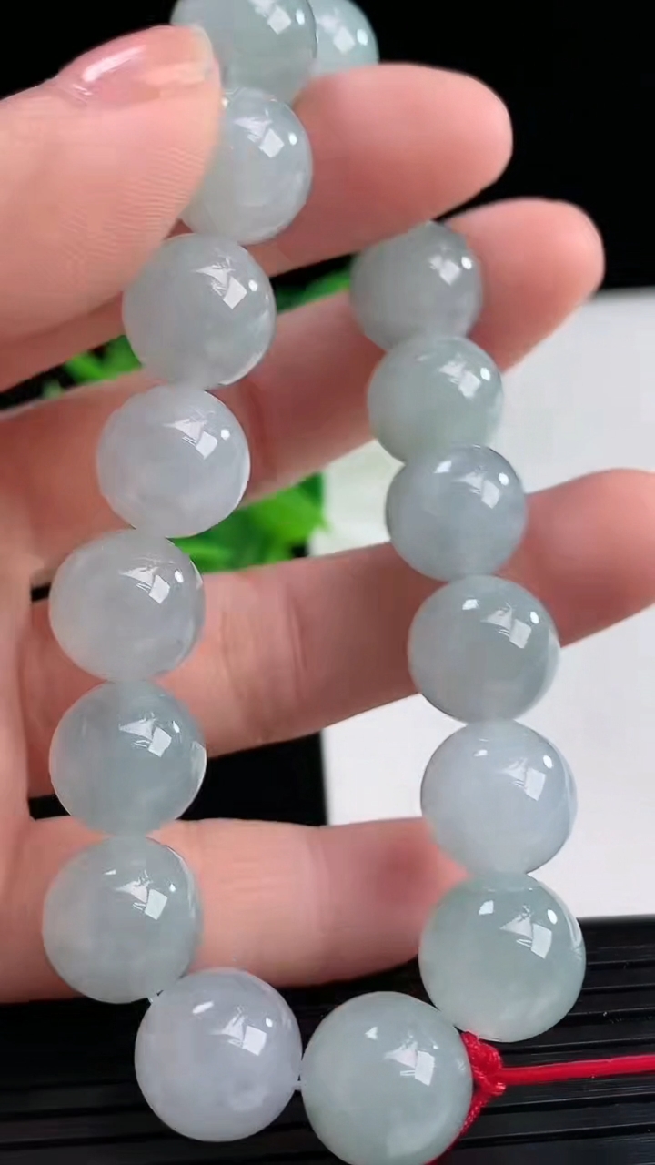 天然A货翡翠圆珠手串尺寸11-17颗重量:45.85g4月11日
工厂直销收藏佳品,种好水足，色泽均匀，有种有色，上手高大气！