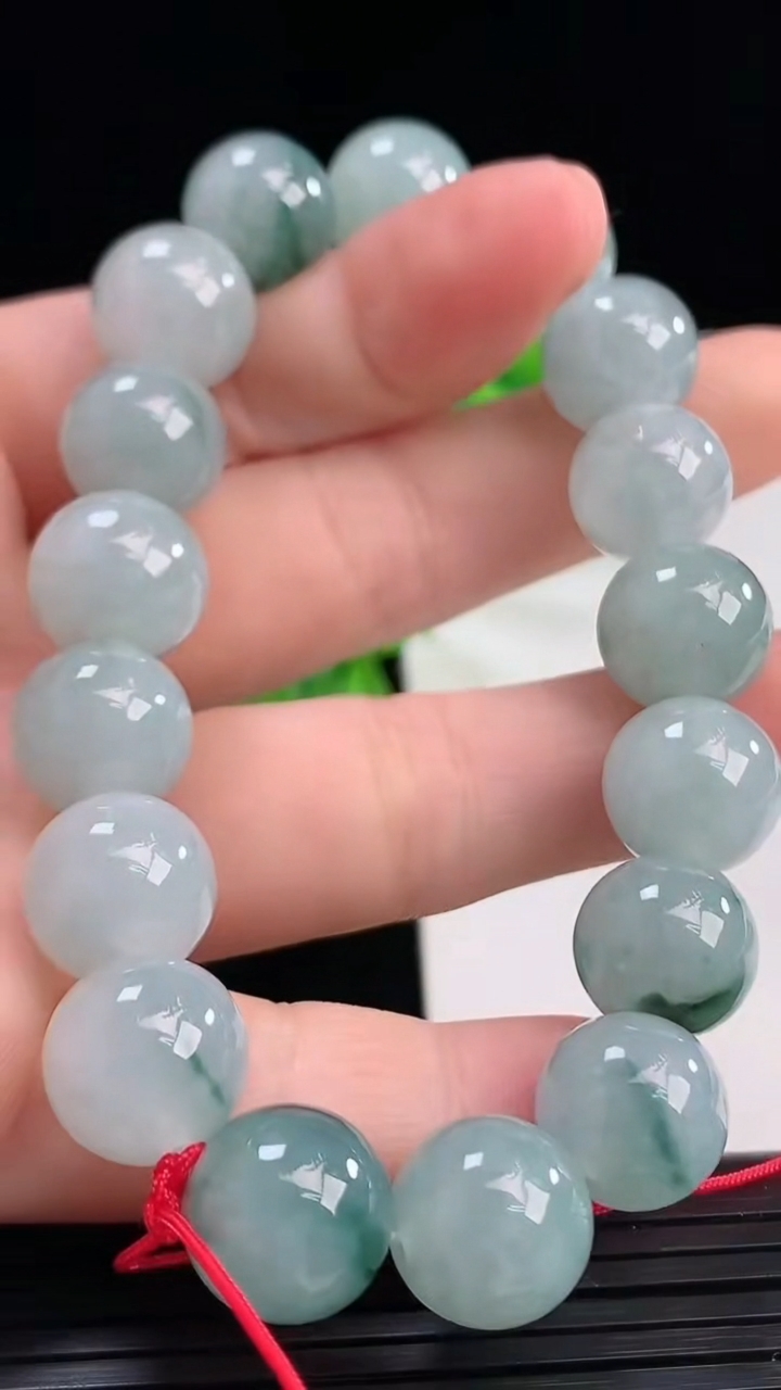 天然A货翡翠飘花圆珠手串尺寸11.2-17颗重量:44.57g4月11日
工厂直销收藏佳品,种好水足，色泽均匀，有种有色，上手高大气！