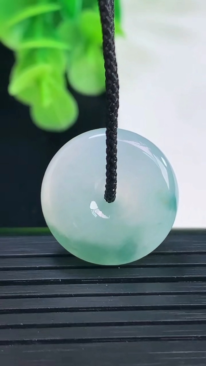 天然A货翡翠飘花平安扣吊坠尺寸19.4-5重量:4.64g
4月11日