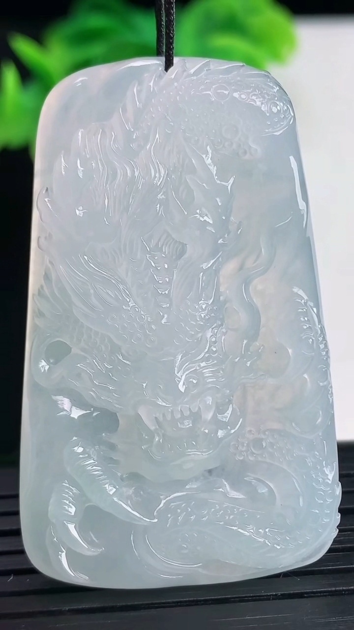 天然A货翡翠龙牌吊坠尺寸52.6-31.2-6.2重量:21.74g
4月11日