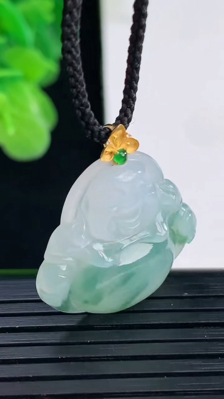 天然A货翡翠18K金飘花佛公吊坠尺寸20-25.2-5.7重量:5.39g
4月11日