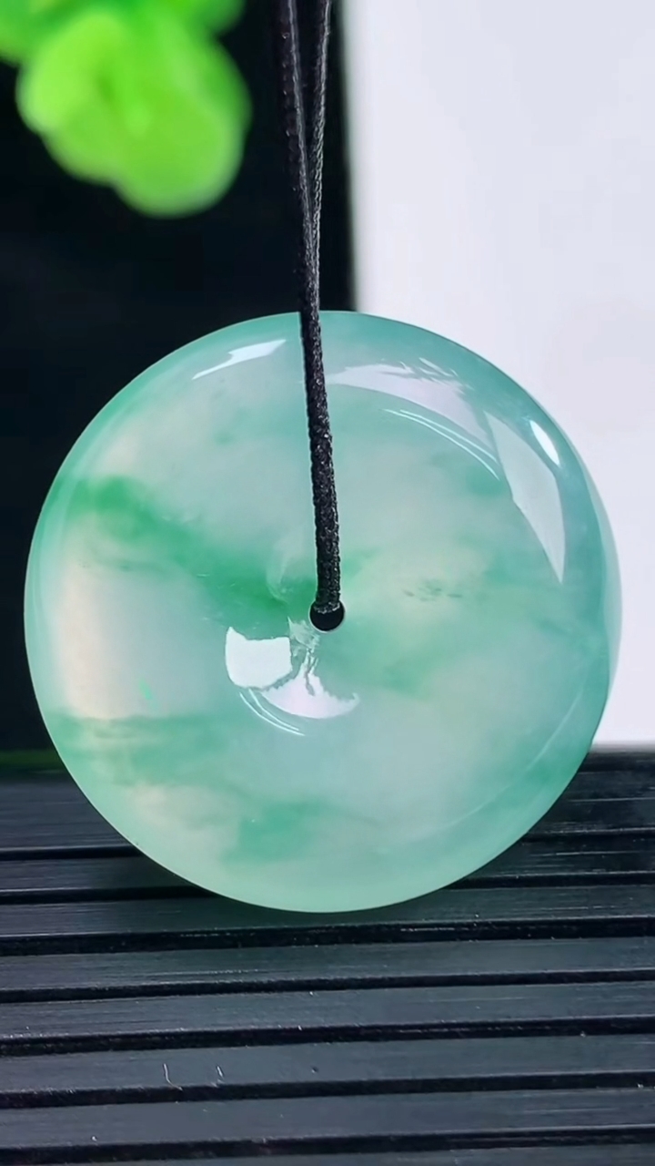 天然A货翡翠种飘花平安扣吊坠尺寸25.6-6.4重量:8.98g
4月11日