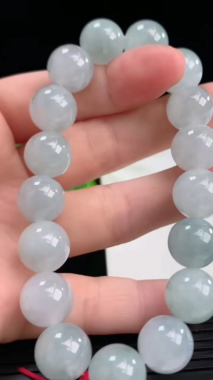 天然A货翡翠圆珠手串尺寸11-17颗重量:45.85g4月11日
工厂直销收藏佳品,种好水足，色泽均匀，有种有色，上手高大气！