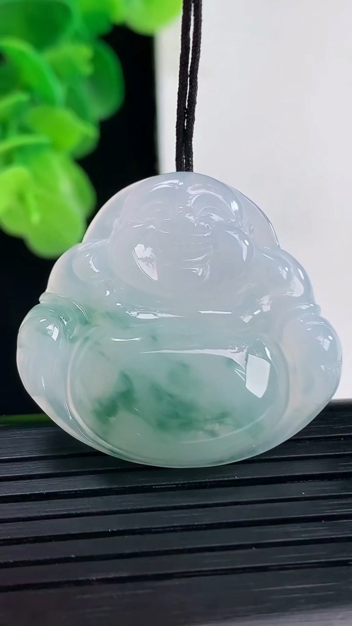 天然A货翡翠飘花佛公吊坠尺寸30.9-34-5.3重量:9.27g
4月11日