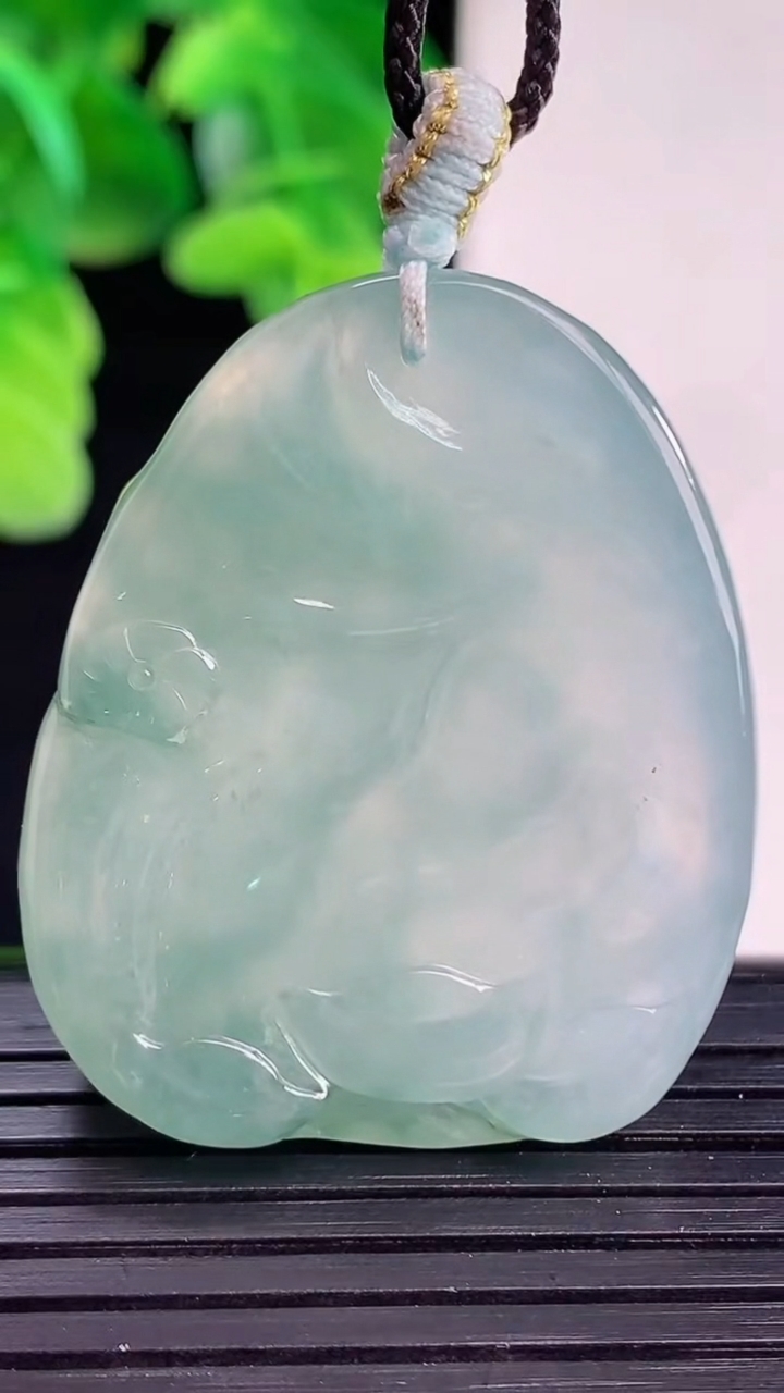 天然A货翡翠冰种飘花逍遥佛吊坠尺寸36.7-30.4-6.7重量:17.79g
4月11日