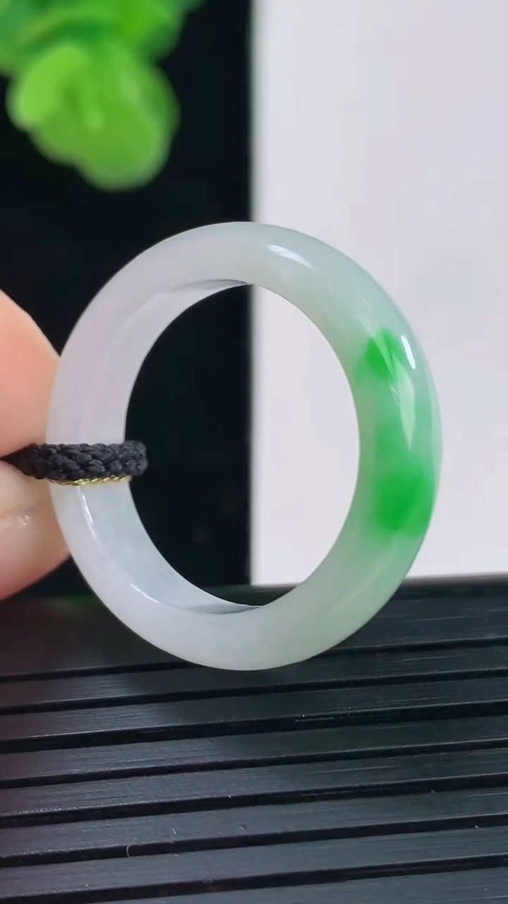 天然A货翡翠指环戒指尺寸20-5.6-3.3重量:4.30g2026年4月11日
工厂直销收藏佳品,