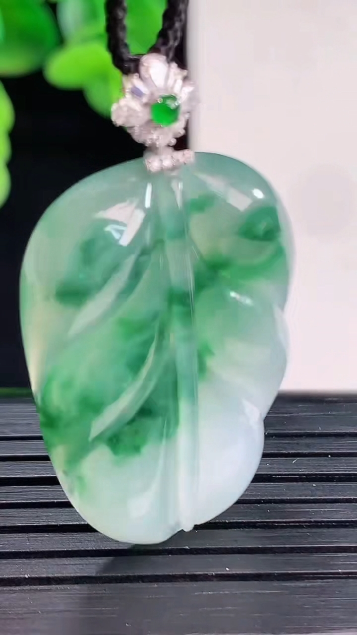 天然A货翡翠18K金飘花金枝玉叶 叶子吊坠尺寸39.9-23.1-6.1重量:8.93g
4月11日