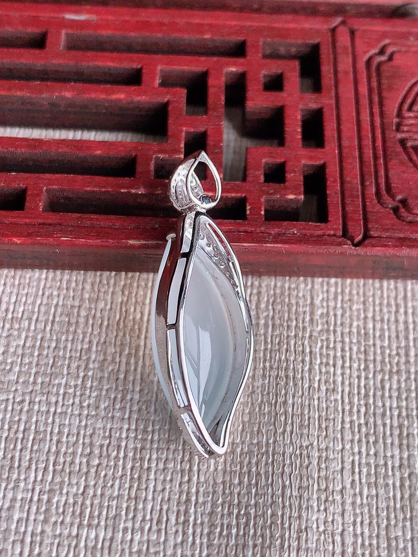 天然A货翡翠18K金伴钻镶嵌白冰白月光随形吊坠 
尺寸31-22.3-10-6.5mm 重量2.70