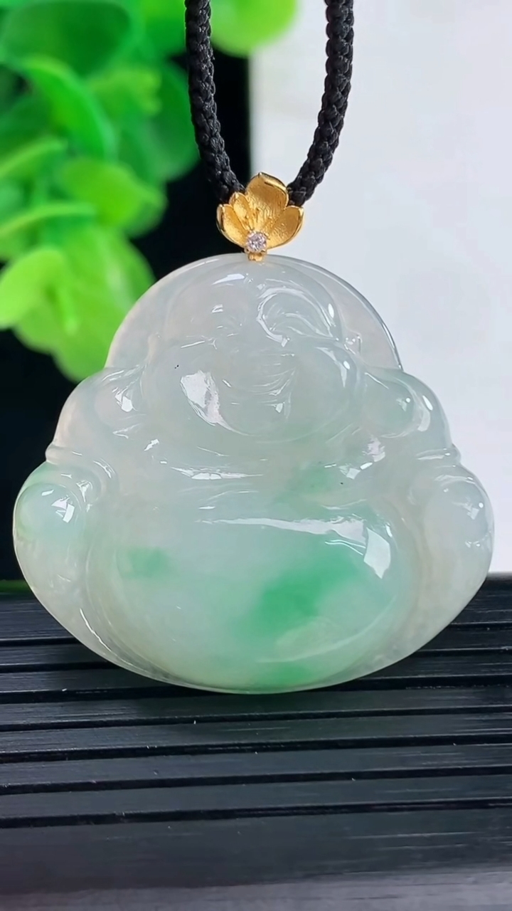 天然A货翡翠佛公吊坠尺寸30.9-33.9-5.5重量:9.49g
4月11日