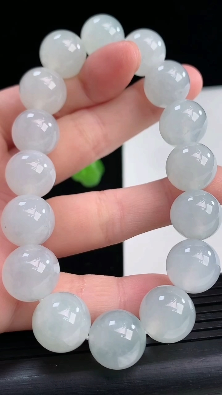 天然A货翡翠圆珠手串尺寸13-16颗重量:62.49g4月11日
工厂直销收藏佳品,种好水足，色泽均