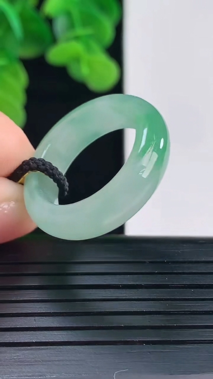 天然A货翡翠指环戒指尺寸18.4-6.3-3.5重量:4.78g2026年4月11日
工厂直销收藏佳品,种好水足，色泽均匀，有种有色，上手高大气！