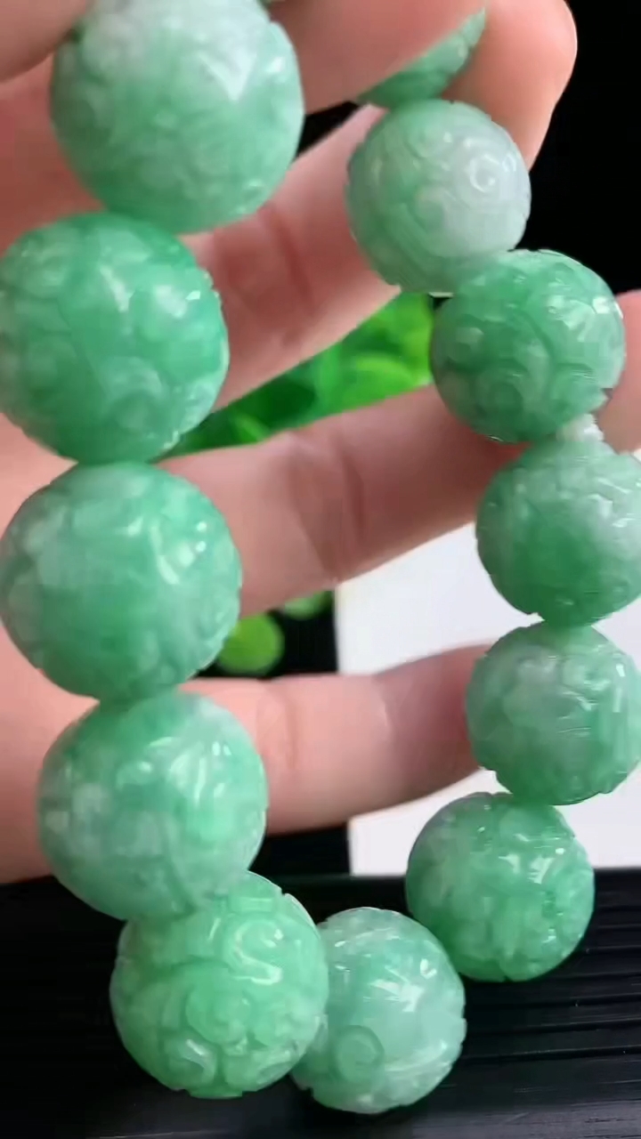 天然A货翡翠雕花圆珠手串尺寸14.5-14颗重量:77.86g4月11日
工厂直销收藏佳品,种好水足，色泽均匀，有种有色，上手高大气！
