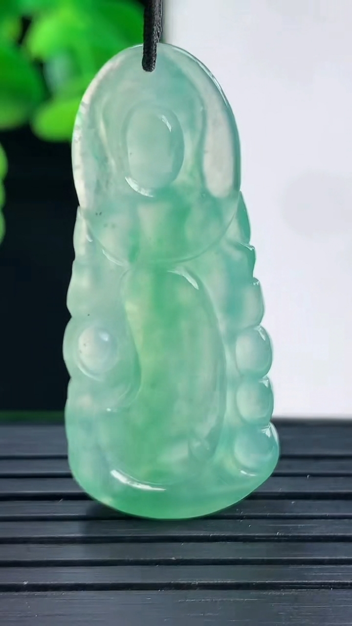 天然A货翡翠观音菩萨吊坠尺寸43.5-19.2-4.2重量:7.36g
4月11日