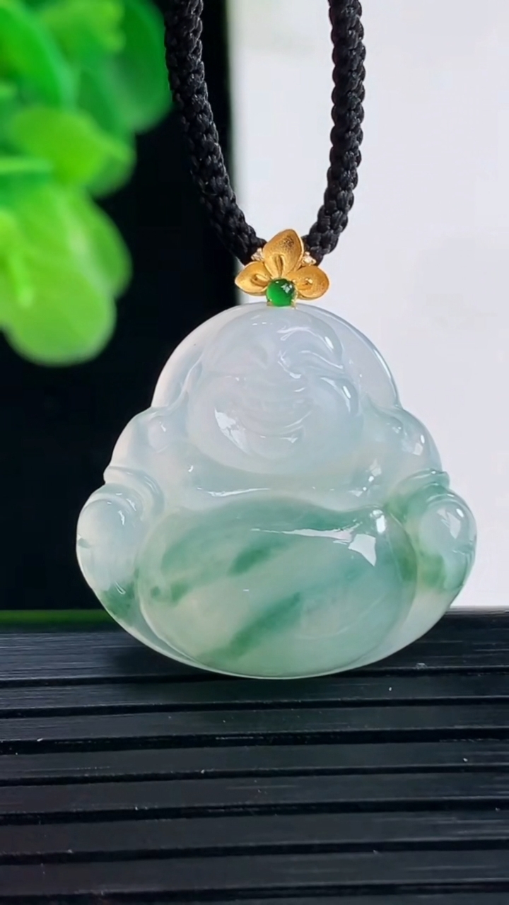 天然A货翡翠18K金飘花佛公吊坠尺寸20-25.2-5.7重量:5.39g
4月11日