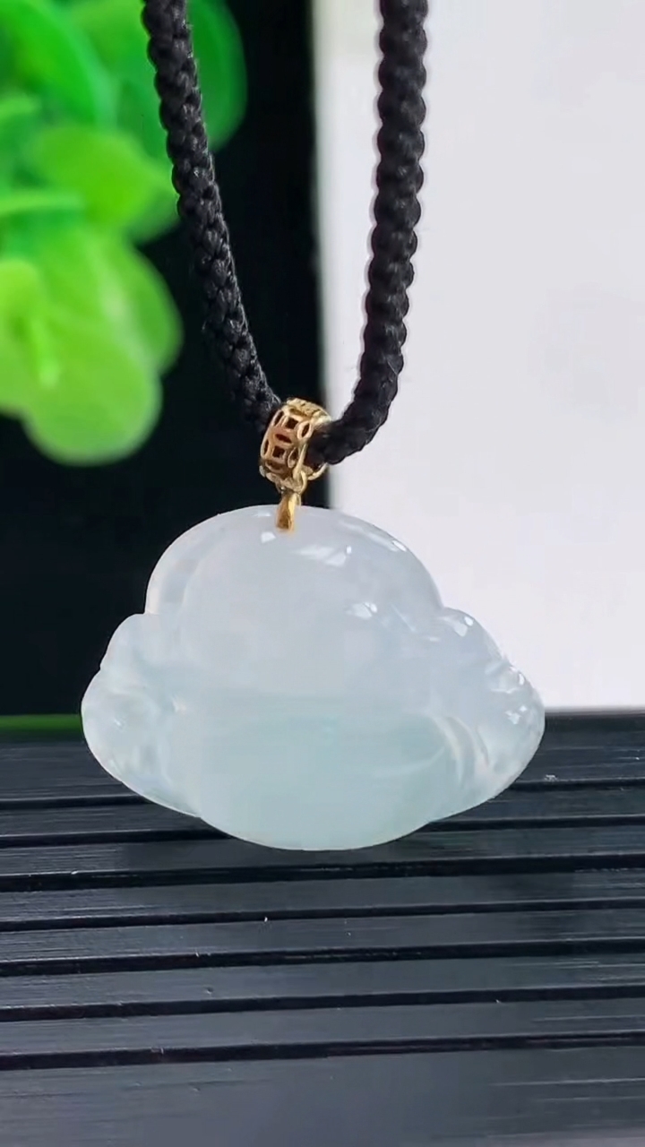 天然A货翡翠佛公吊坠尺寸19.7-21.7-3.7重量:2.60g
4月11日