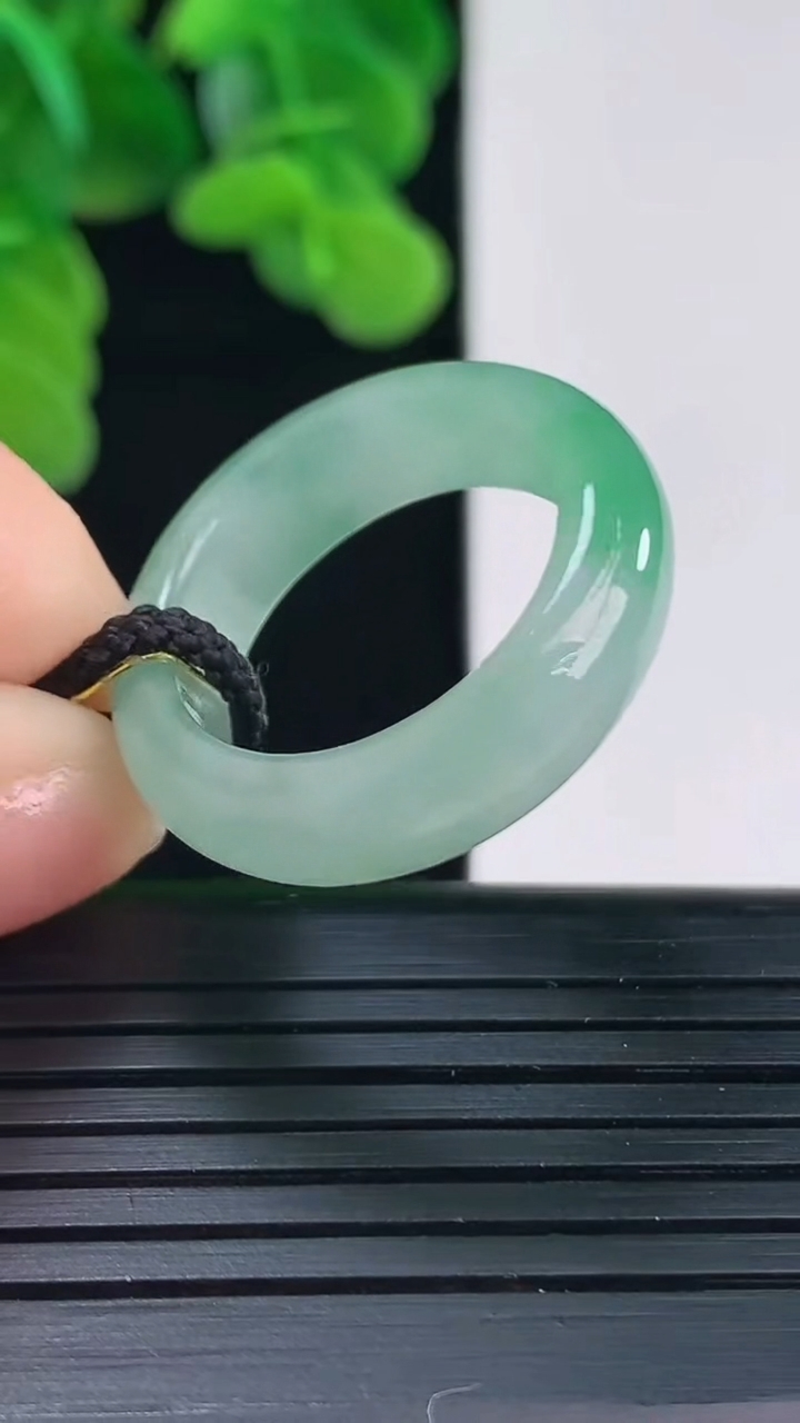 天然A货翡翠指环戒指尺寸18.4-6.3-3.5重量:4.78g2026年4月11日
工厂直销收藏佳品,种好水足，色泽均匀，有种有色，上手高大气！