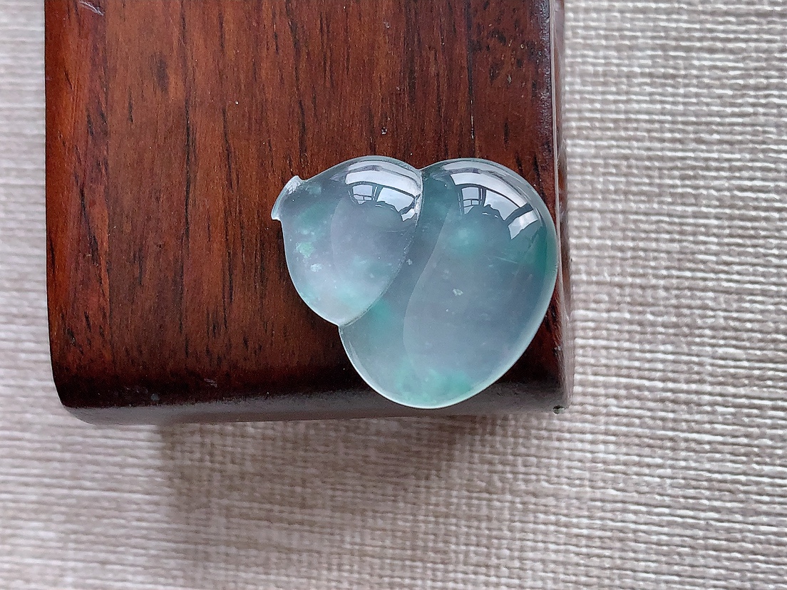 天然A货翡翠冰飘花一刀切葫芦镶嵌件 
尺寸21.5-19.2-4mm 重量2.96g 0410