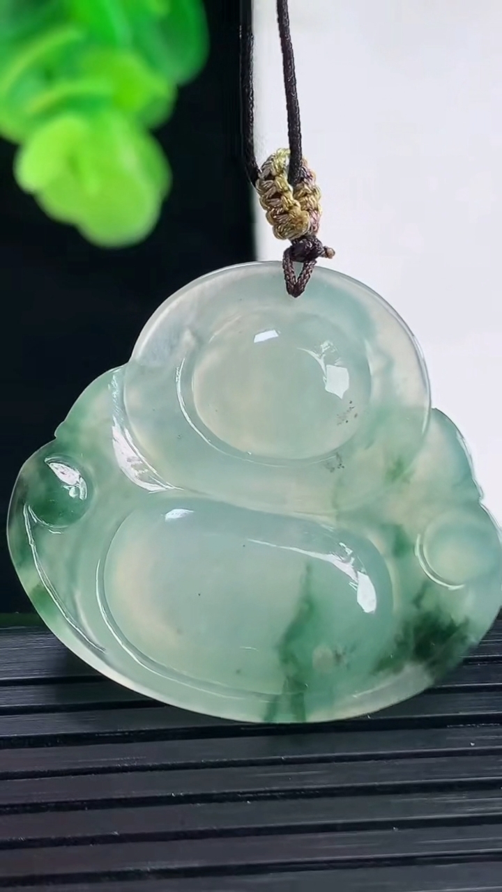 天然A货翡翠飘花佛公吊坠尺寸31.2-33.6-5.8重量:9.51g
4月11日