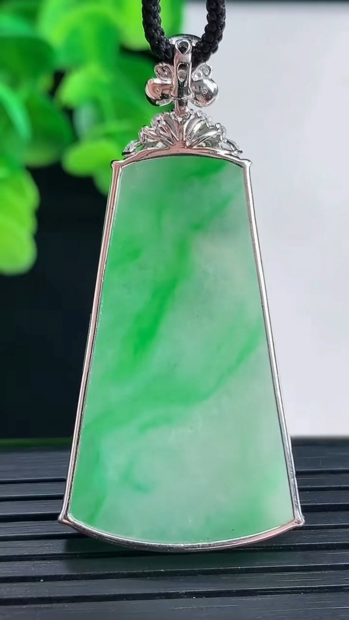 天然A货翡翠无事牌吊坠尺寸52.6-24.4-4.6重量:12.24g
4月11日