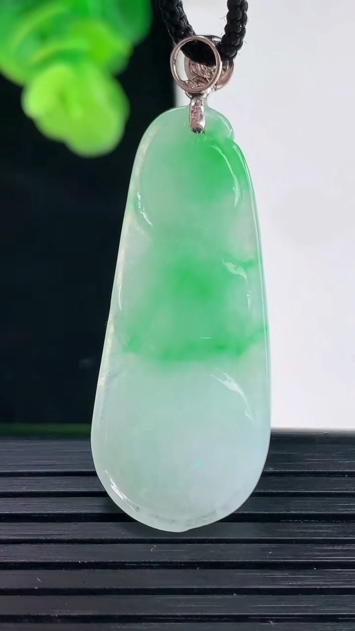 天然A货翡翠福豆吊坠尺寸39.5-16.2-6.8重量:8.02g
4月11日