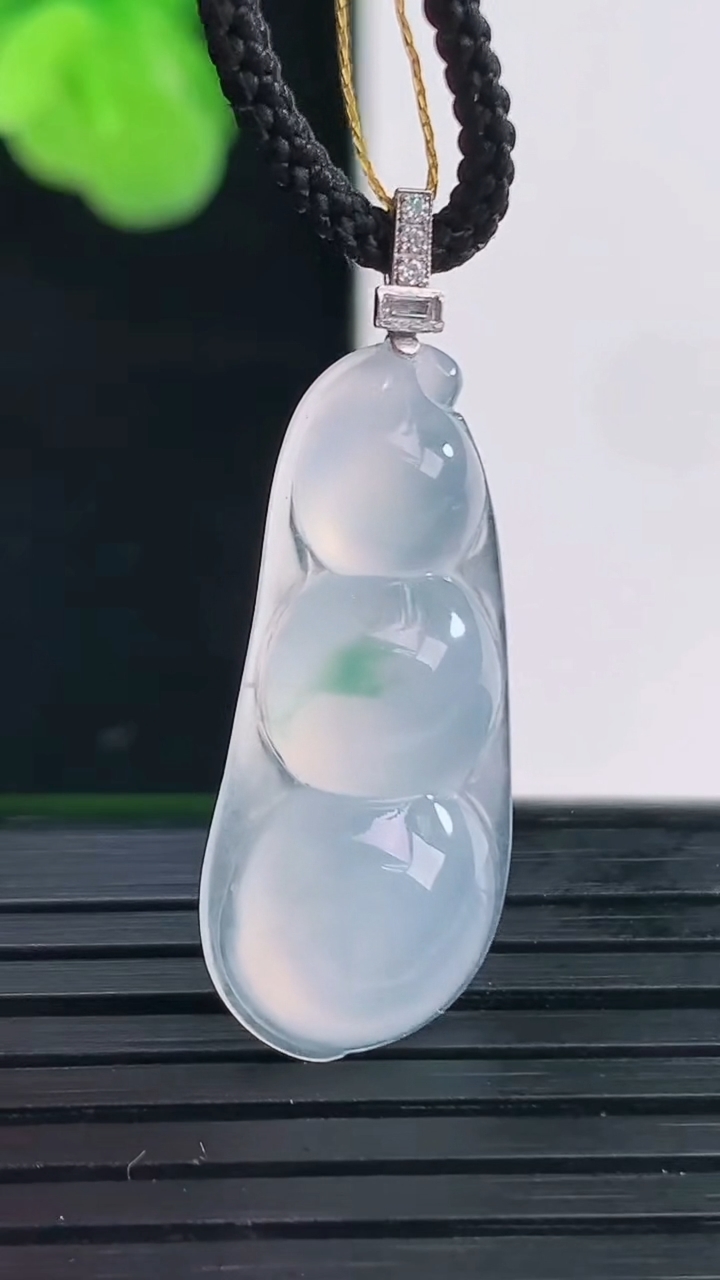 天然A货翡翠18K金飘花福豆吊坠尺寸33.3-11.8-4.8重量:2.67g
4月11日