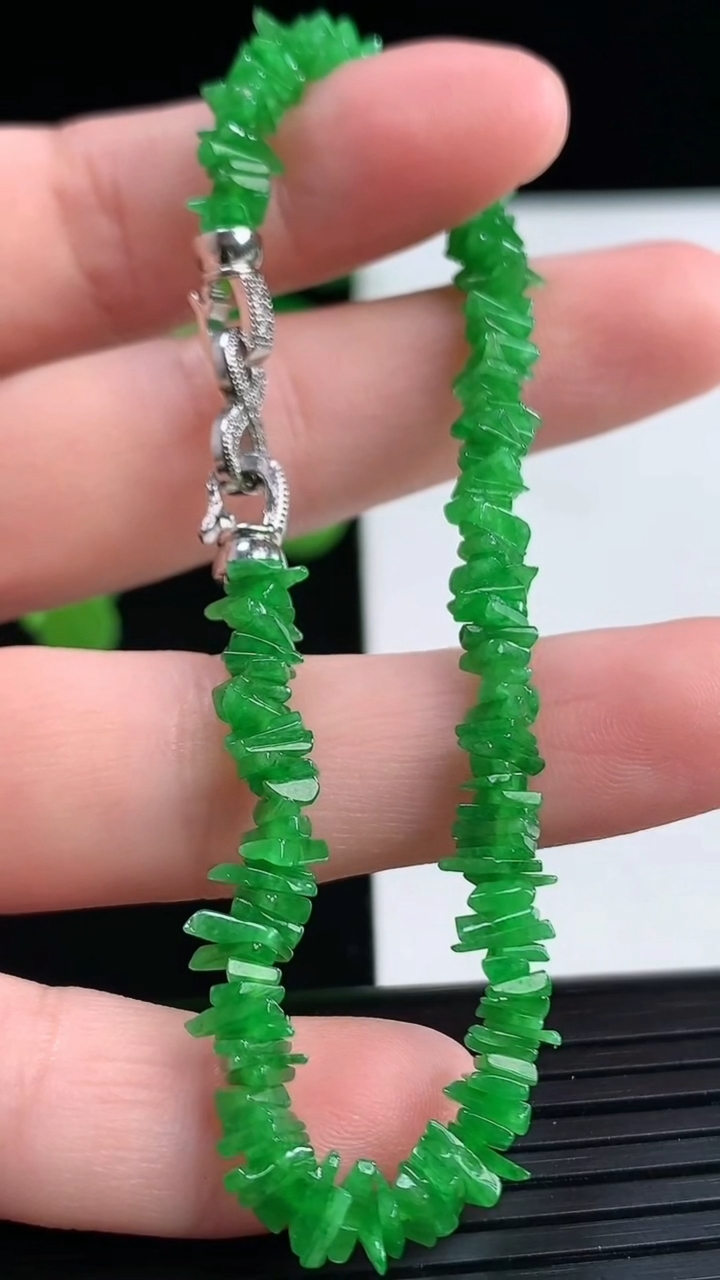 天然A货翡翠原石手串尺寸4.3-3.3-1.5重量:6.51g4月11日
工厂直销收藏佳品,种好水足