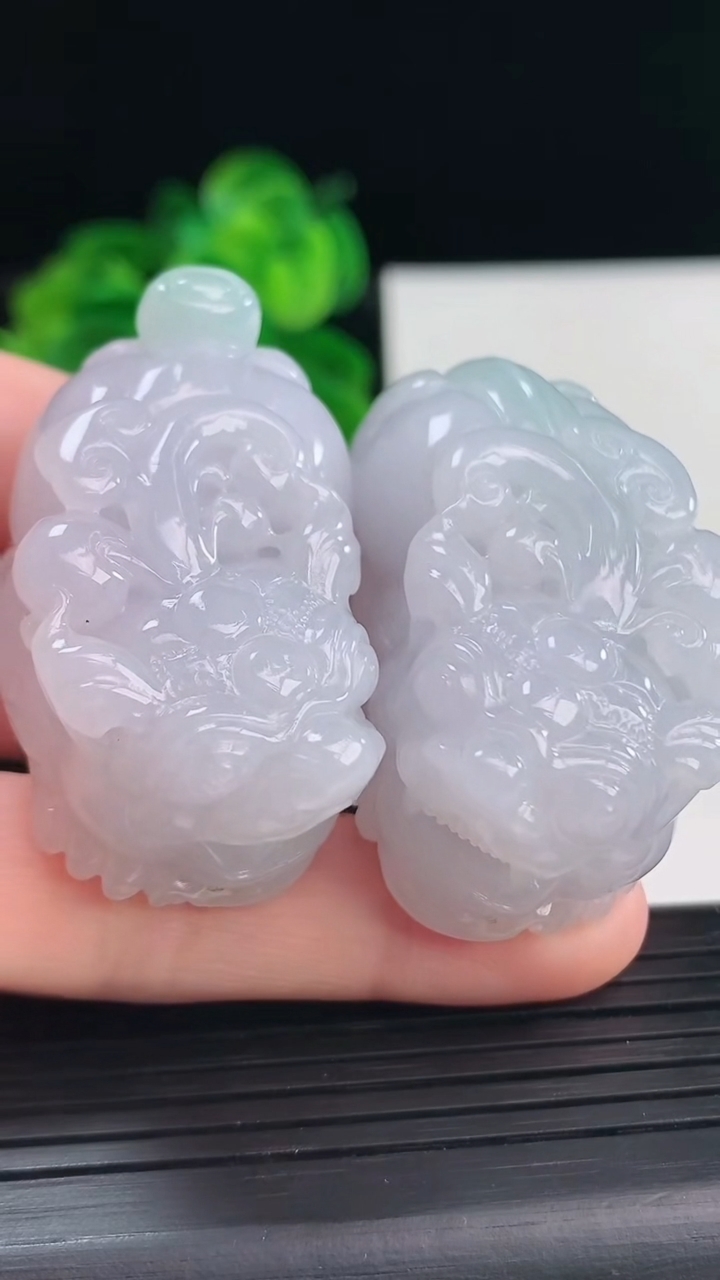 天然A货翡翠貔貅吊坠一对尺寸46.4-25.1-19.7重量101.54g
4月11日