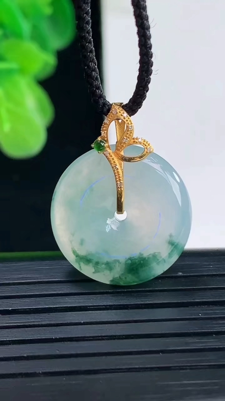 天然A货翡翠18K金飘花平安扣吊坠尺寸19.3-4.5重量:4.03g
4月11日