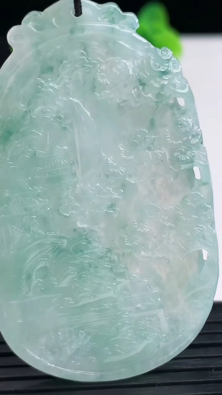 天然A货翡翠牌吊坠尺寸61-37-3.5重量:19.98g
4月11日