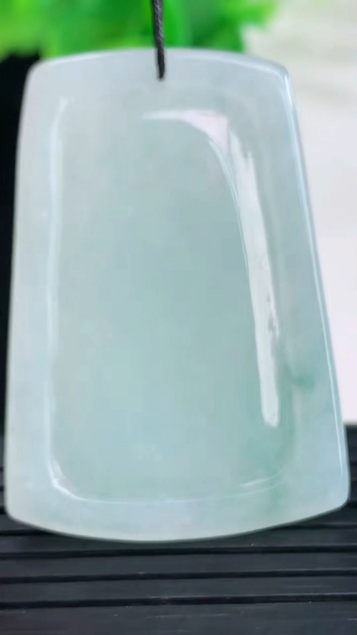 天然A货翡翠飘花千手观音吊坠尺寸42.8-29.6-5.6重量:14.90g
4月11日