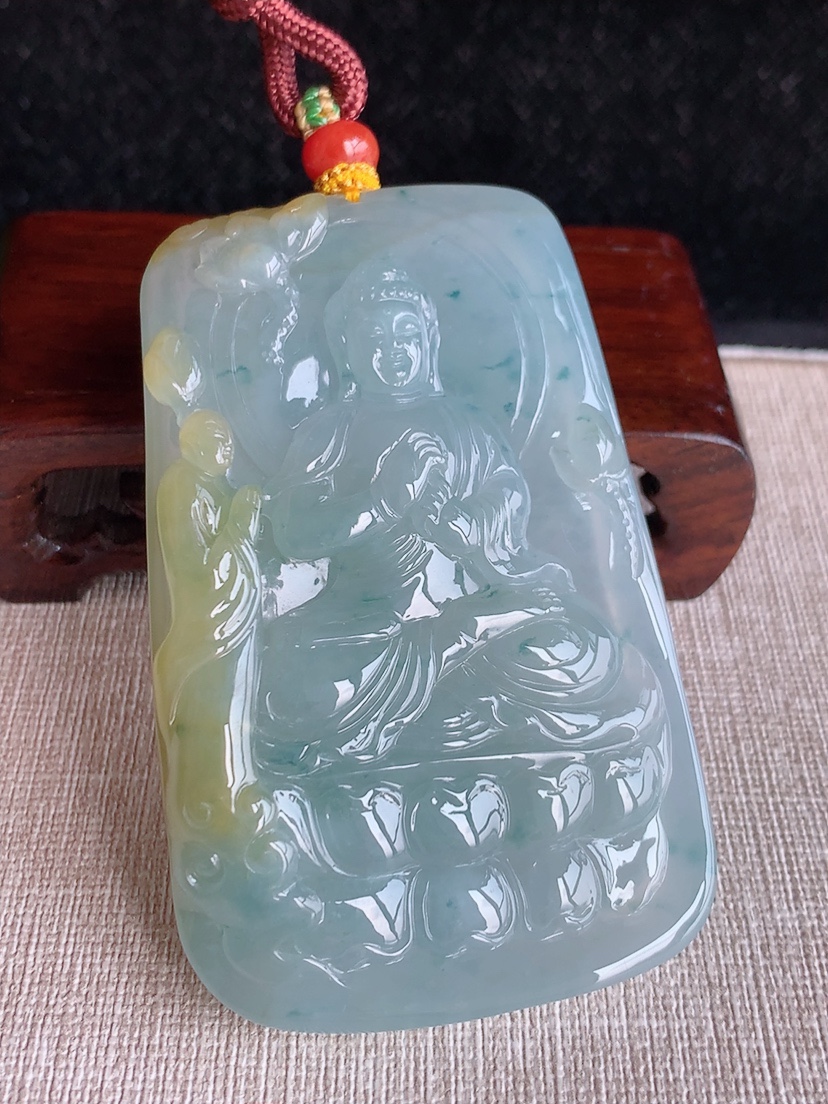 天然A货翡翠飘黄翡飘花大件厚装大日如来吊坠 
尺寸76.3-47.6-13mm 重量86.48g 0410