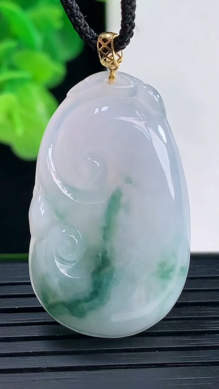 天然A货翡翠18K金飘花如意吊坠尺寸36.3-21.8-5.4重量:8.58g
4月11日