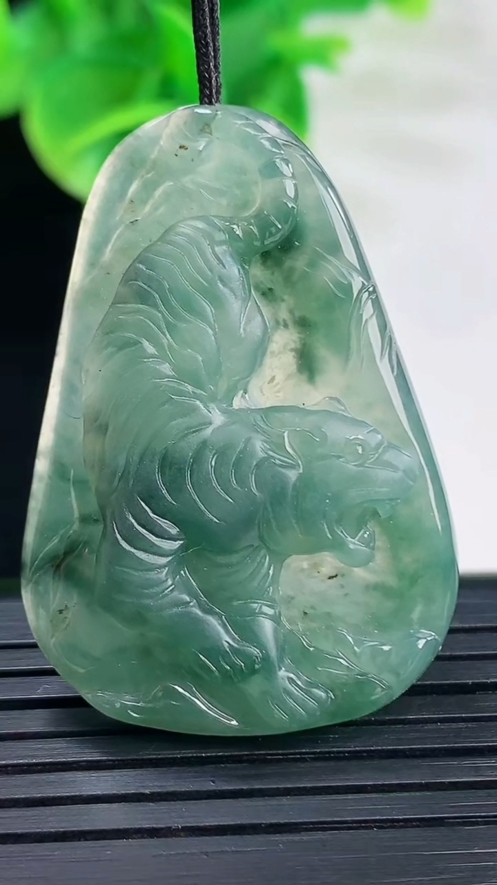 天然A货翡翠飘花生肖虎吊坠尺寸39.9-27-5.4重量:10.31g
4月11日