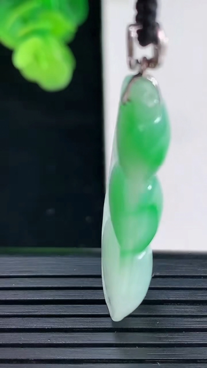 天然A货翡翠福豆吊坠尺寸39.5-16.2-6.8重量:8.02g
4月11日