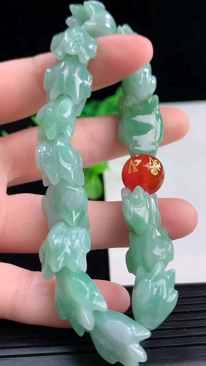 天然A货翡翠龙头手串尺寸24.2-13.7-9重量:47.94g4月11日
工厂直销收藏佳品,种好水足，色泽均匀，有种有色，上手高大气！