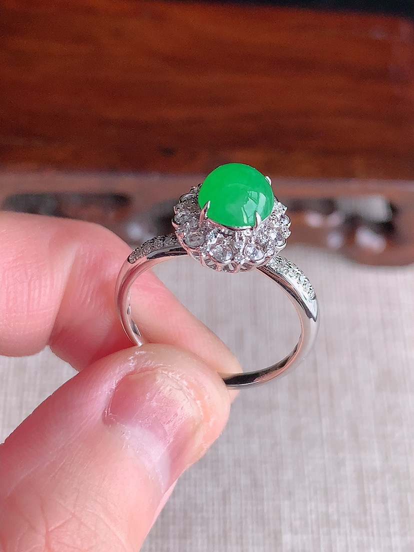 天然A货翡翠18K金伴钻镶嵌阳绿蛋面戒指 圈口17.5裸石
尺寸7.2-6.3mm 重量2.60g 