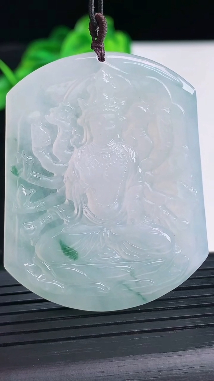 天然A货翡翠飘花千手观音吊坠尺寸51.3-41.2-6重量:27.87g
4月12日