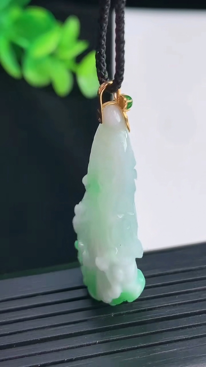 天然A货翡翠白菜吊坠，尺寸37-17-9重量:8.87g
4月12日