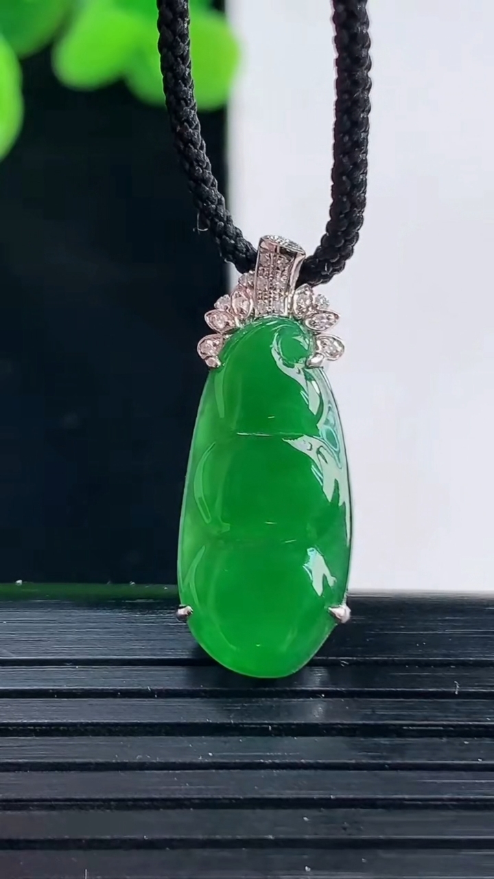 天然A货翡翠福豆吊坠尺寸26.5-10.3-4.9重量:2.17g
4月12日