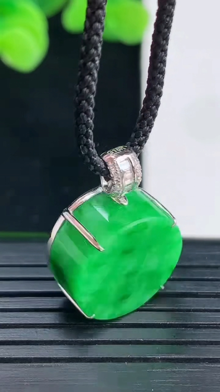 天然A货翡翠无事牌吊坠尺寸22.5-15.6-8.3重量:5.34g
4月12日