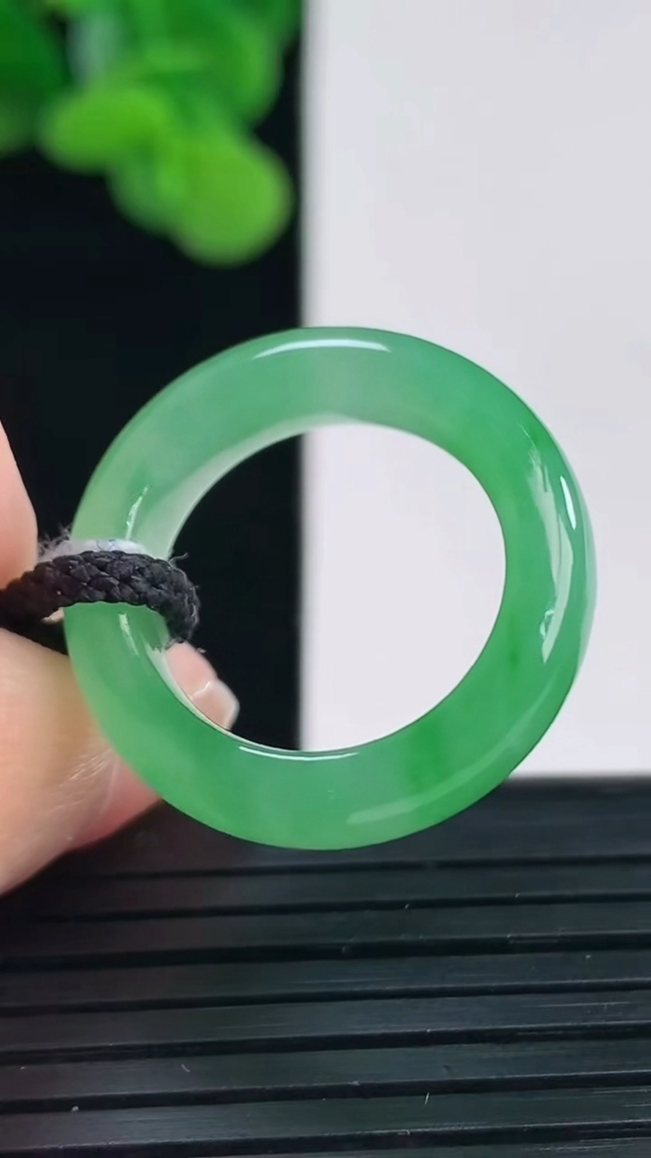 天然A货翡翠指环戒指尺寸16.2-5.7-3.7重量:4.12g2026年4月12日
工厂直销收藏佳品,种好水足，色泽均匀，有种有色，上手高大气！