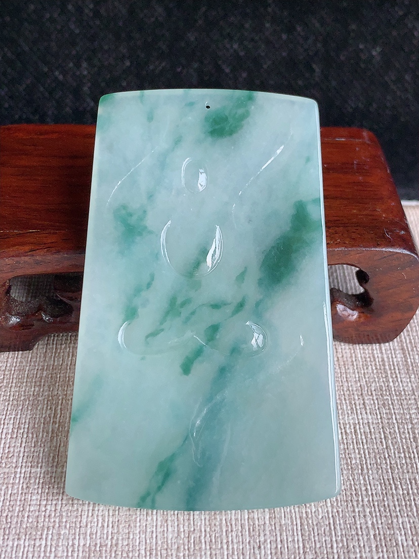 天然A货翡翠飘花普贤菩萨吊坠 
尺寸70.5-43.8-5.5mm 重量37.34g 0411