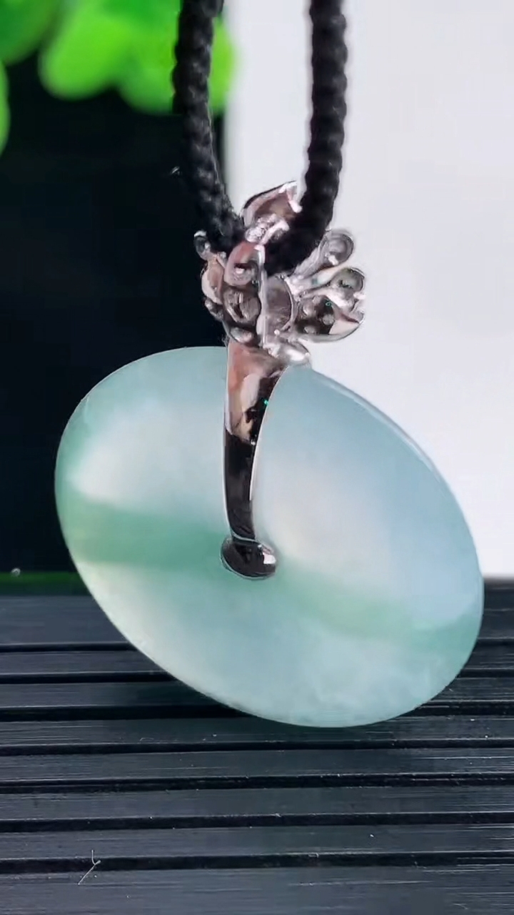 天然A货翡翠种飘花平安扣吊坠尺寸32.3-24.5-4.7重量:6.99g
4月12日